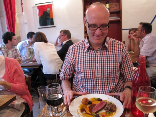 Jaime with his main course at Metropolitan, amidst an agreeable group of diners.
